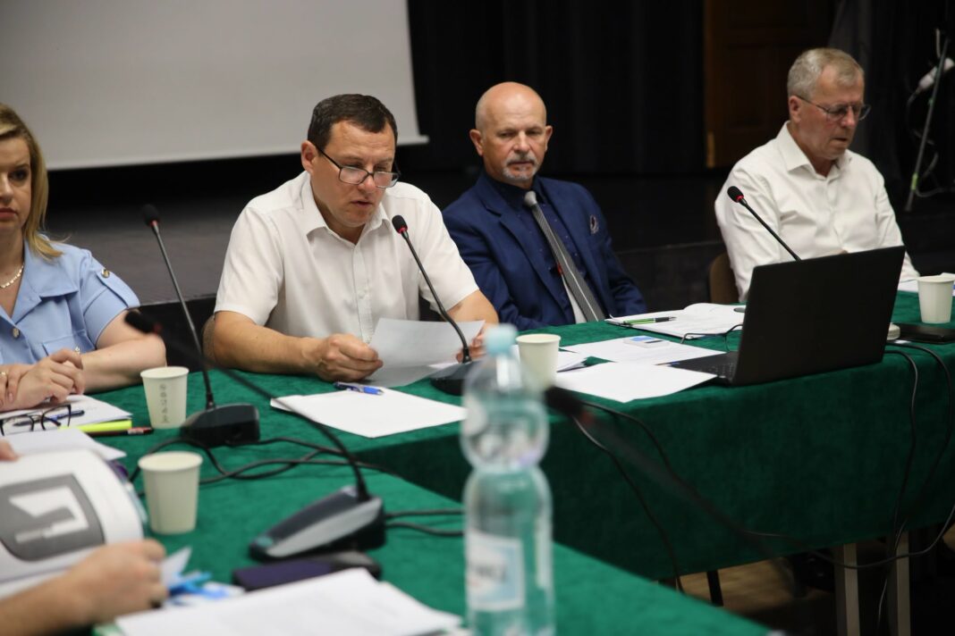 Jednogłośne absolutorium dla Marka Goździewskiego. Burmistrz Klimontowa pełen zaufania w oczach radnych Jednogłośne absolutorium dla Marka Goździewskiego. Burmistrz Klimontowa pełen zaufania w oczach radnych