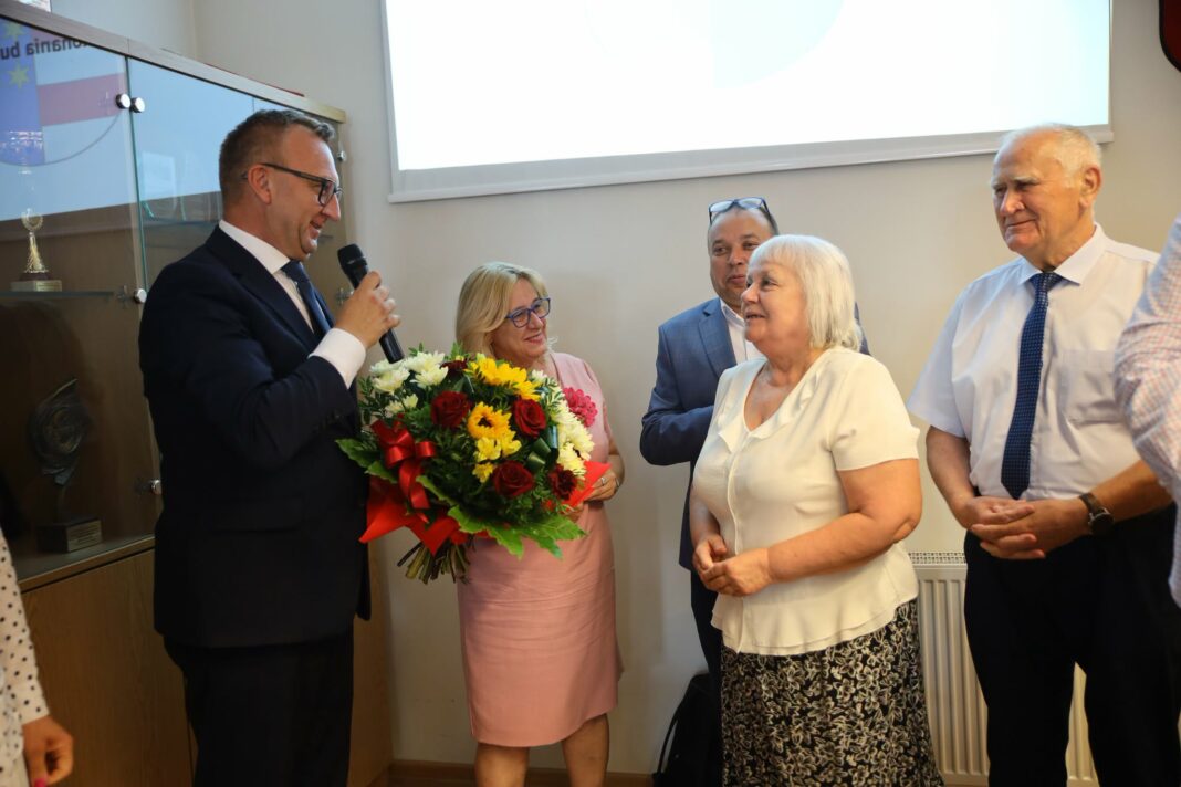 „Pogrożenie palcem” za brak celu, czyli niejednogłośne absolutorium dla zarządu powiatu sandomierskiego „Pogrożenie palcem” za brak celu, czyli niejednogłośne absolutorium dla zarządu powiatu sandomierskiego