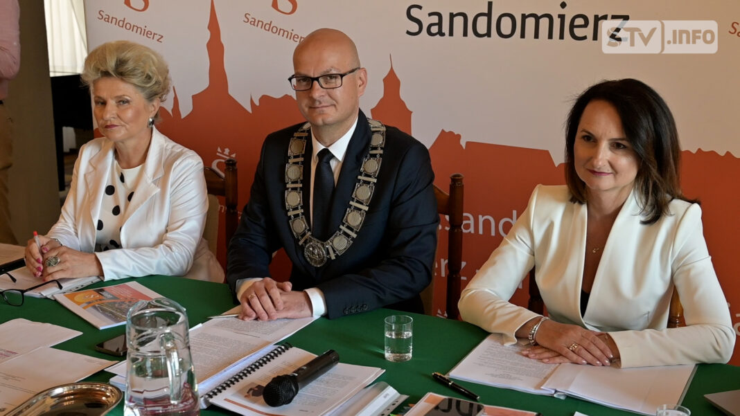 Burmistrz Sandomierza z wotum zaufania i absolutorium. Decyzja nie była jednogłośna Burmistrz Sandomierza z wotum zaufania i absolutorium. Decyzja nie była jednogłośna