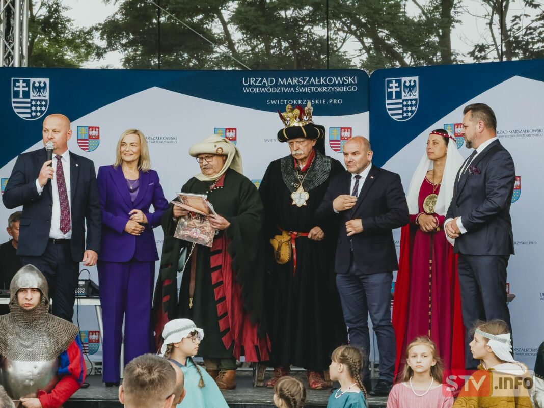 Średniowieczny duch silniejszy niż deszcz. Rycerze z całej Polski zjechali na zamek w Szydłowie Średniowieczny duch silniejszy niż deszcz. Rycerze z całej Polski zjechali na zamek w Szydłowie