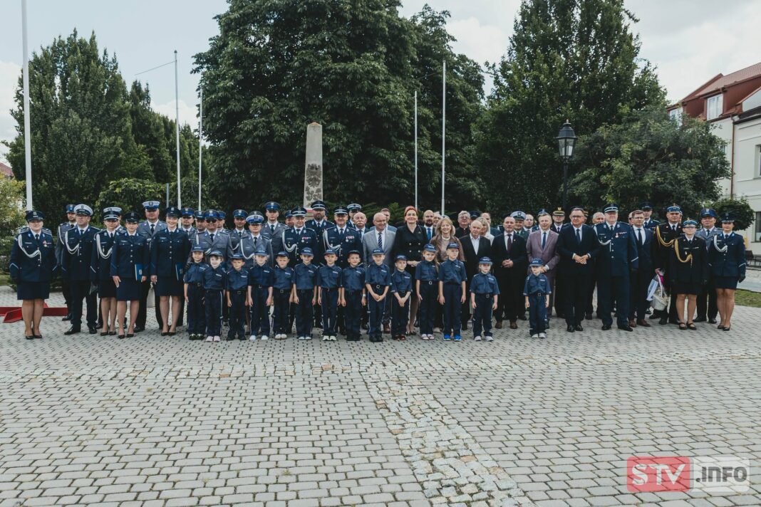 Opatowscy policjanci świętowali. Podziękowania i wyższe stopnie dla zasłużonych funkcjonariuszy Opatowscy policjanci świętowali. Podziękowania i wyższe stopnie dla zasłużonych funkcjonariuszy