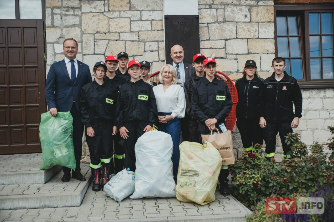 Młodzi strażacy zbierają butelki, by kupić defibrylator dla Zawichostu Młodzi strażacy zbierają butelki, by kupić defibrylator dla Zawichostu