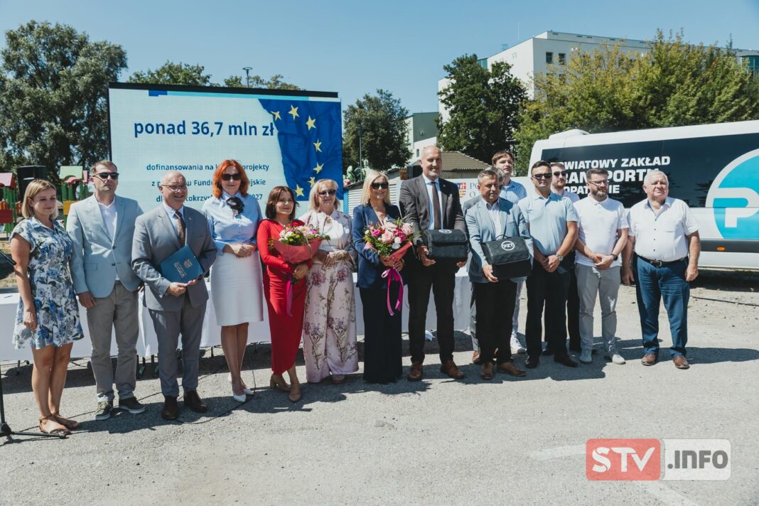 Miliony złotych dla samorządów regionu. W Opatowie podpisano umowy na kluczowe inwestycje Miliony złotych dla samorządów regionu. W Opatowie podpisano umowy na kluczowe inwestycje