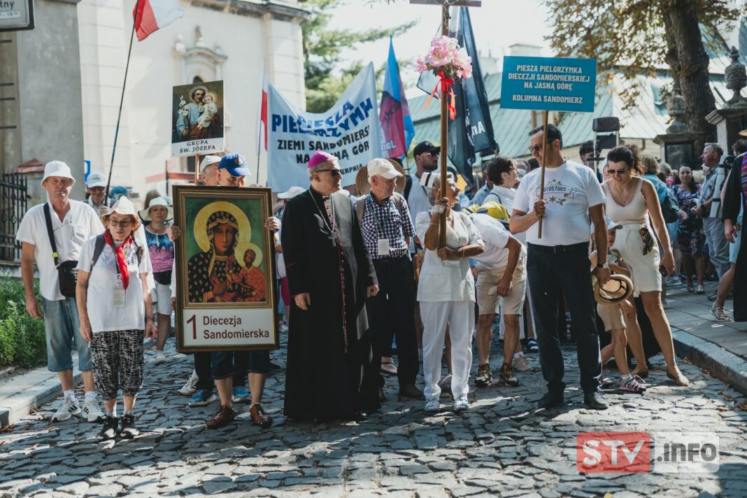 Z Sandomierza blisko 200 pątników wyruszyło w 43. Pieszą Pielgrzymkę na Jasną Górę Z Sandomierza blisko 200 pątników wyruszyło w 43. Pieszą Pielgrzymkę na Jasną Górę
