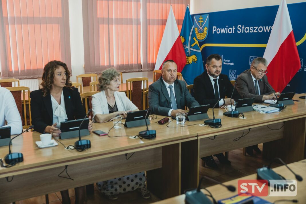 Zarząd Powiatu pozostaje na stanowisku. Brak wymaganej większości do odwołania Zarząd Powiatu pozostaje na stanowisku. Brak wymaganej większości do odwołania