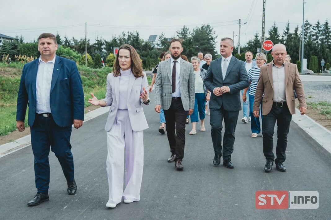 Uroczysty odbiór przebudowanej drogi łączącej Świniary z Jasienicą Uroczysty odbiór przebudowanej drogi łączącej Świniary z Jasienicą