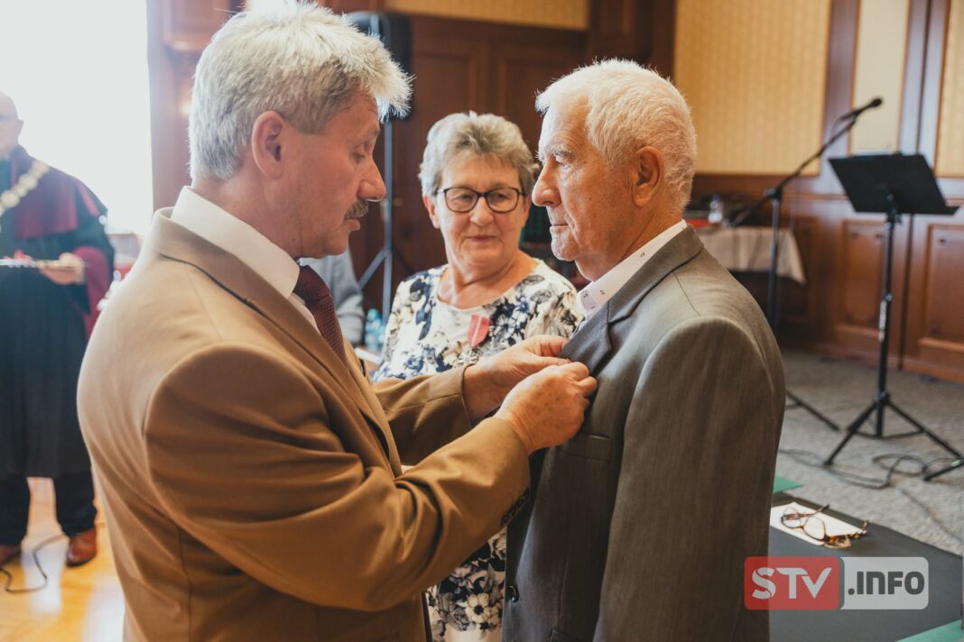 Złote Gody w Dwikozach. Medale i statuetki dla małżeństw z 50-letnim stażem Złote Gody w Dwikozach. Medale i statuetki dla małżeństw z 50-letnim stażem