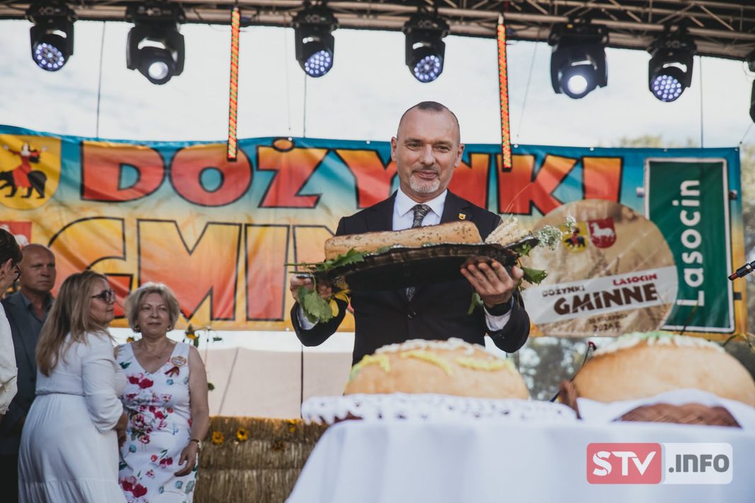 Dożynki Gminne w Lasocinie. Mieszkańcy Ożarowa dziękowali za plony mimo kapryśnej pogody Dożynki Gminne w Lasocinie. Mieszkańcy Ożarowa dziękowali za plony mimo kapryśnej pogody