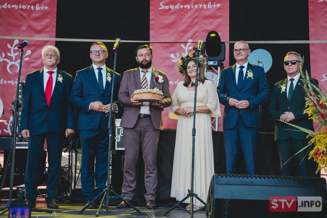 Święto Plonów Powiatu Sandomierskiego. Delegacje z 9 gmin dziękowały za zbiory Święto Plonów Powiatu Sandomierskiego. Delegacje z 9 gmin dziękowały za zbiory