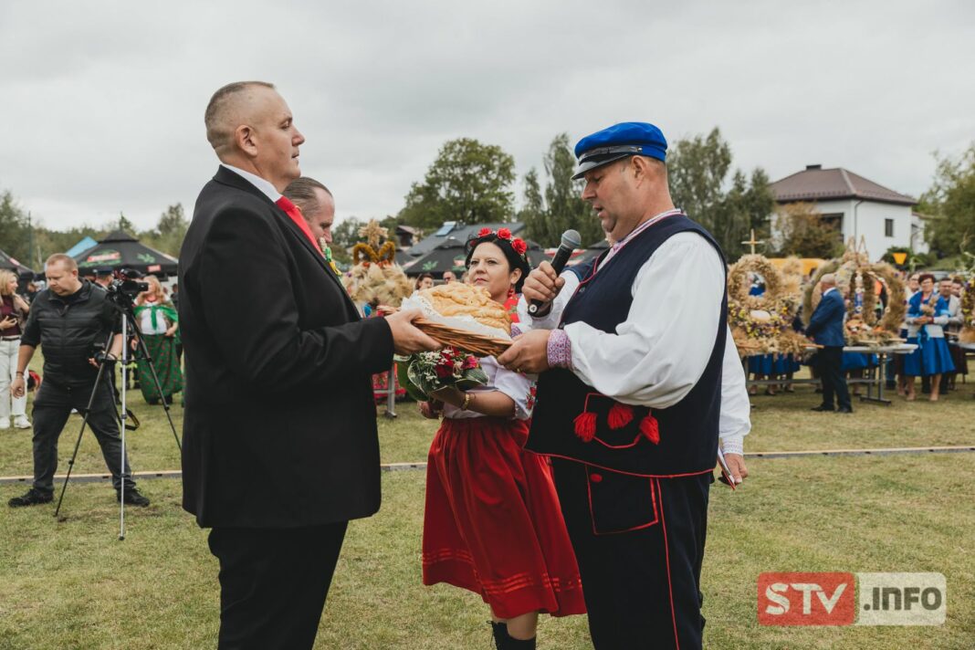 Tarłowianie świętowali dożynki. Piękne obrzędy, starannie uwite wieńce i świetna zabawa Tarłowianie świętowali dożynki. Piękne obrzędy, starannie uwite wieńce i świetna zabawa