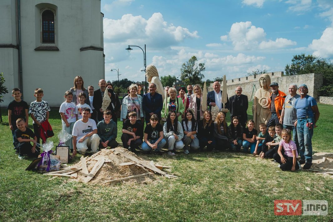 Rzeźby w Szydłowie. Postacie Apostołów przy zabytkach Rzeźby w Szydłowie. Postacie Apostołów przy zabytkach