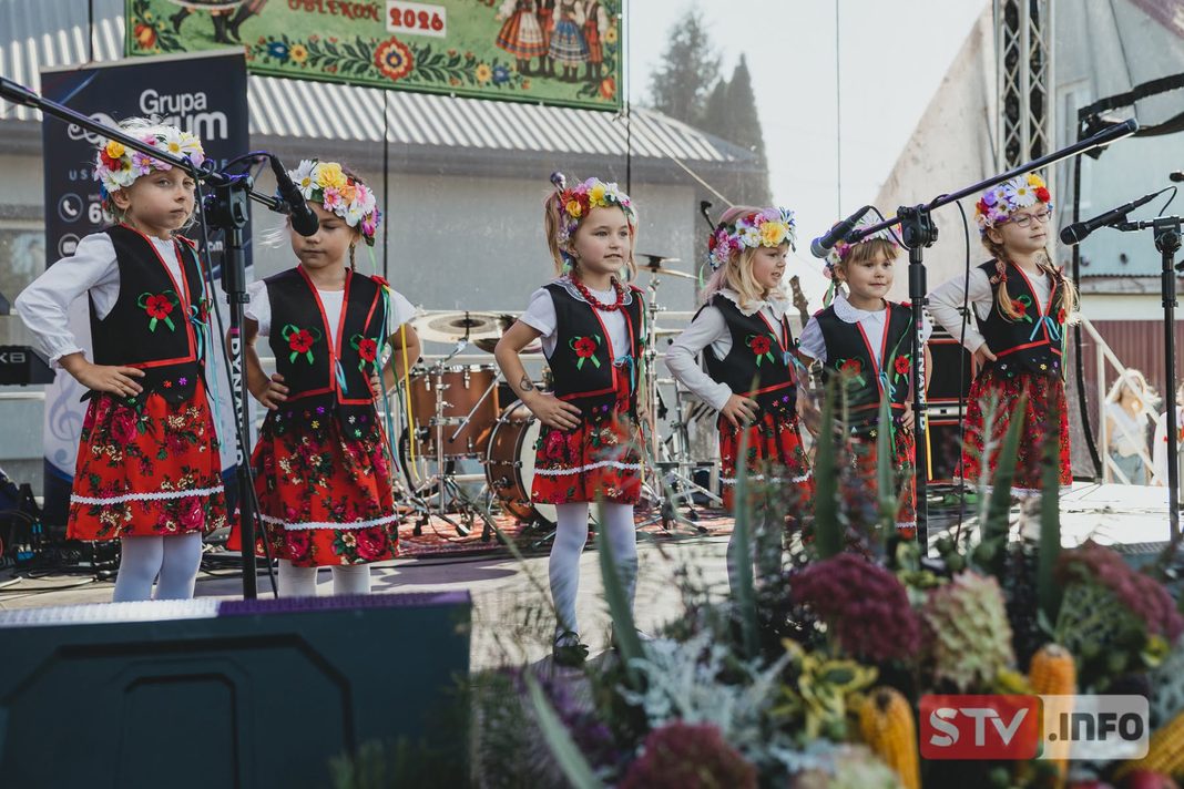 Folklor żyje i przyciąga młodzież. XIII edycja przeglądu muzyki ludowej w Oblekoniu Folklor żyje i przyciąga młodzież. XIII edycja przeglądu muzyki ludowej w Oblekoniu