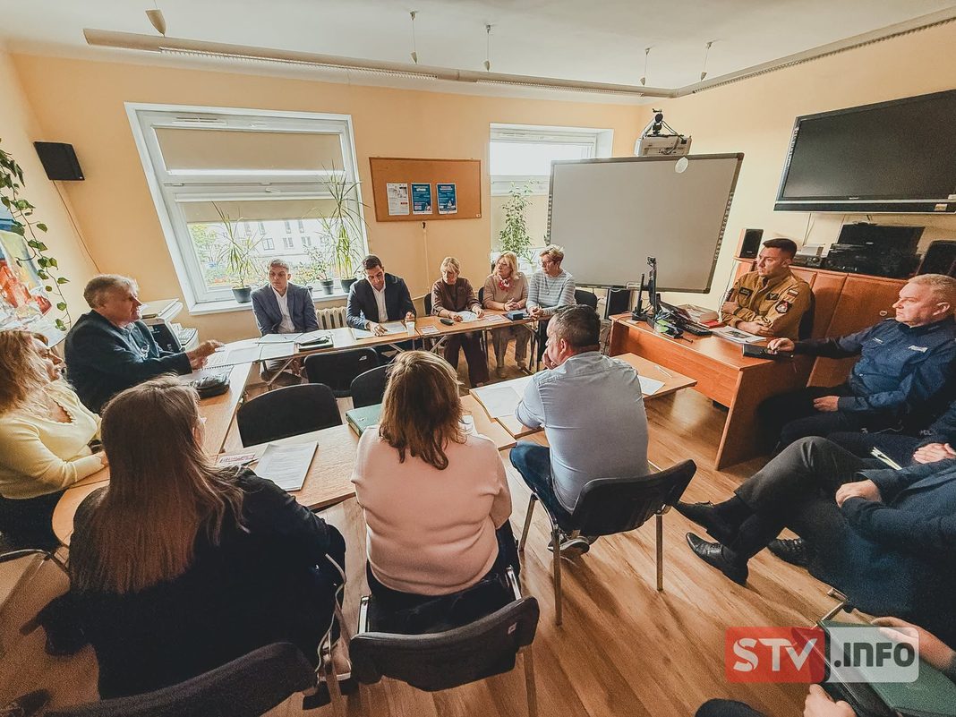 Spotkanie dyrektorów szkół z policją i strażą pożarną. Będą ograniczenia w dostępie do budynków Spotkanie dyrektorów szkół z policją i strażą pożarną. Będą ograniczenia w dostępie do budynków