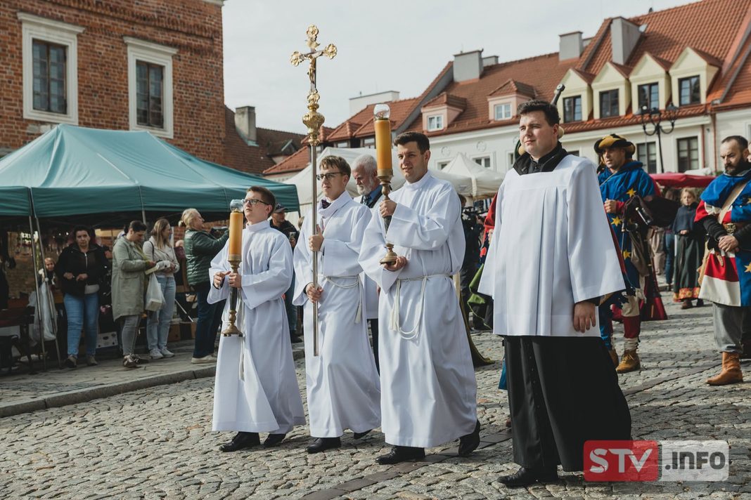 Sandomierz uczcił patrona miasta. Klony tatarskie, msza odpustowa i lekcja historii na ulicach Sandomierz uczcił patrona miasta. Klony tatarskie, msza odpustowa i lekcja historii na ulicach