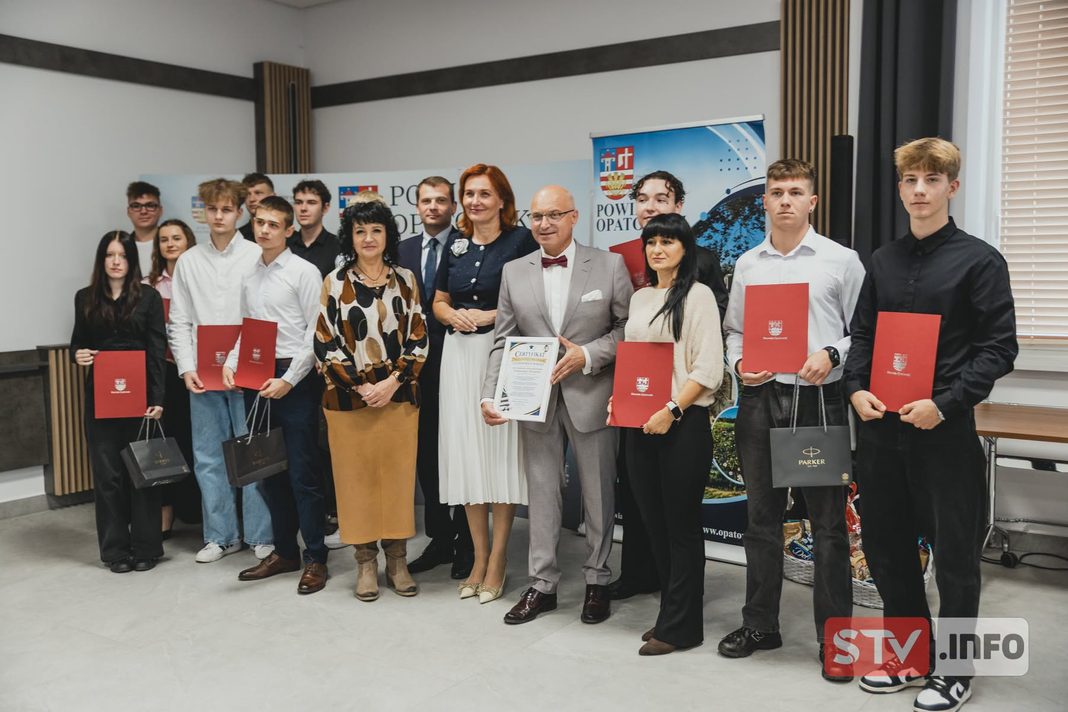 Starostwo Powiatowe w Opatowie nagrodziło wyróżniających się nauczycieli i uczniów Starostwo Powiatowe w Opatowie nagrodziło wyróżniających się nauczycieli i uczniów