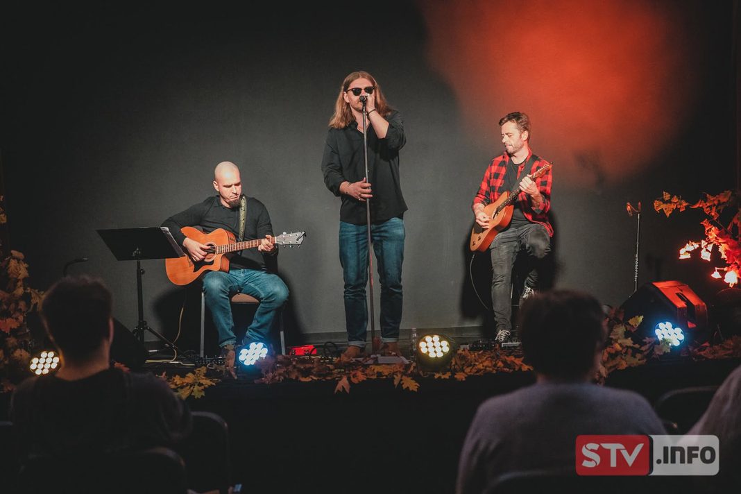 Muzyczna niedziela w Łoniowie. Rockowy koncert przyciągnął mieszkańców do GOK-u Muzyczna niedziela w Łoniowie. Rockowy koncert przyciągnął mieszkańców do GOK-u