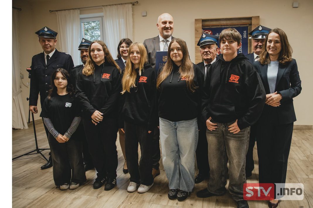 Strażacy jutra z gminy Łoniów ze wsparciem. Pieniądze trafią na mundury i szkolenia Strażacy jutra z gminy Łoniów ze wsparciem. Pieniądze trafią na mundury i szkolenia