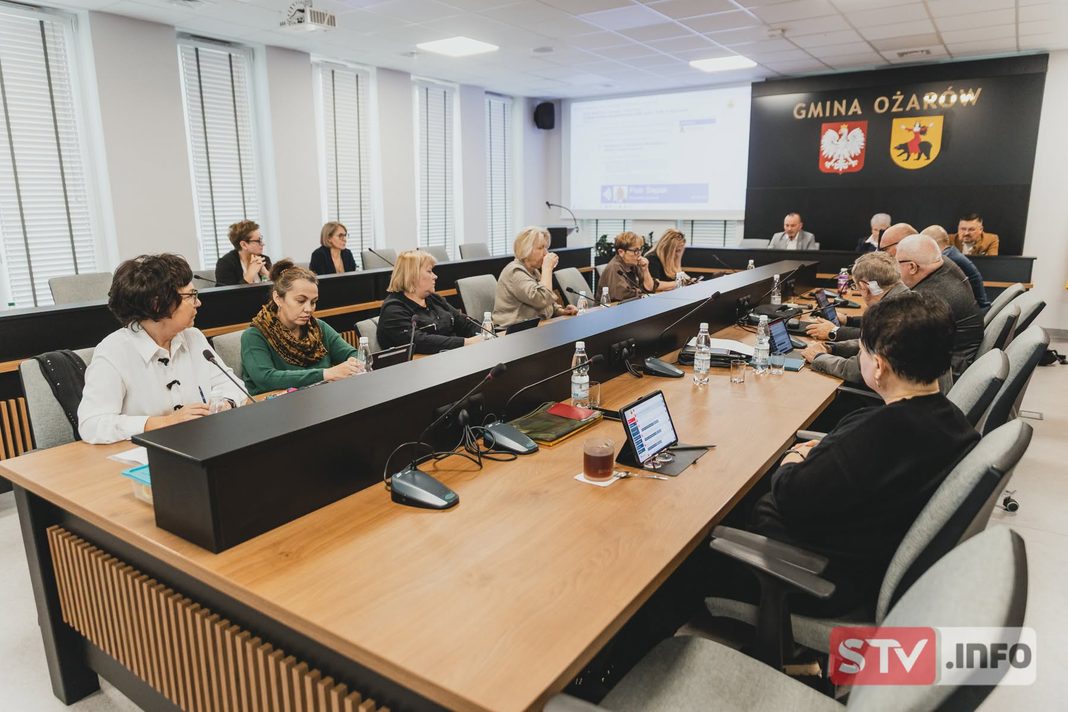 Uporczywe petycje paraliżują pracę ożarowskiego magistratu. Radni z głosowań muszą tłumaczyć się policji Uporczywe petycje paraliżują pracę ożarowskiego magistratu. Radni z głosowań muszą tłumaczyć się policji