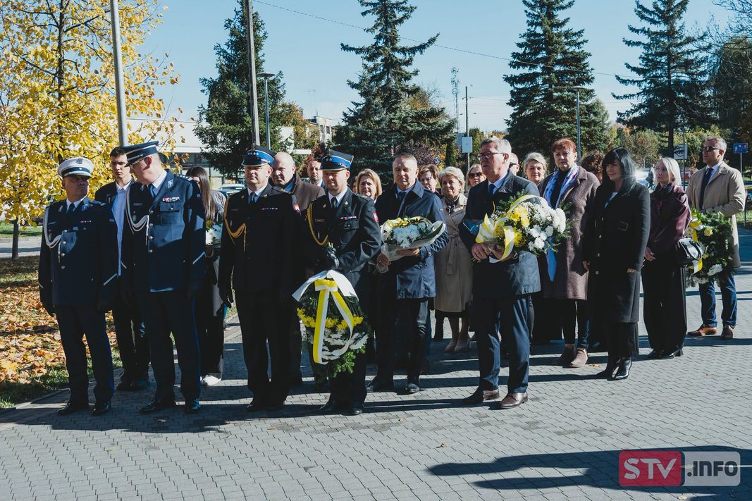 Patron Staszowa Jan Paweł II uczczony jubileuszowym koncertem i kwiatami pamięci Patron Staszowa Jan Paweł II uczczony jubileuszowym koncertem i kwiatami pamięci