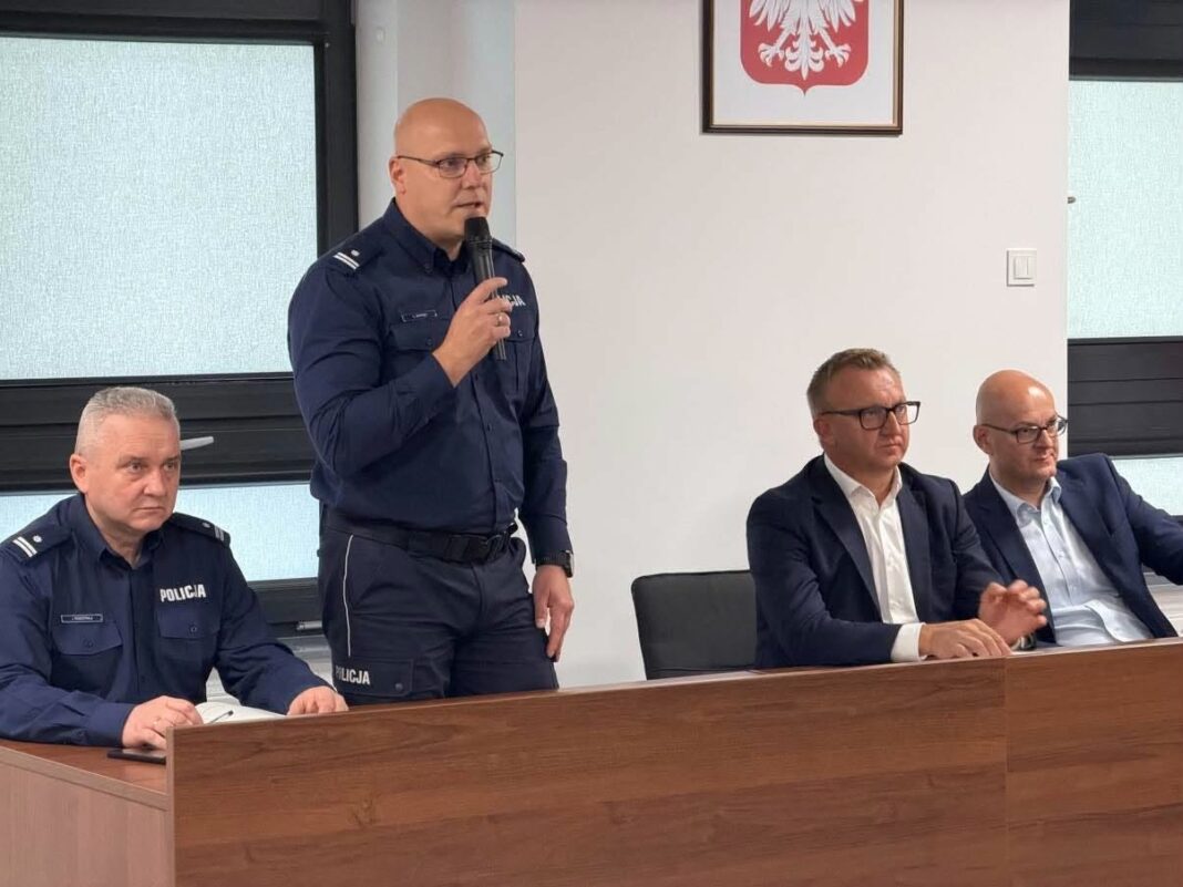 Sandomierz: Odprawa policji z dyrektorami szkół. „Nie siejmy paniki, posyłajmy dzieci do szkoły” Sandomierz: Odprawa policji z dyrektorami szkół. „Nie siejmy paniki, posyłajmy dzieci do szkoły”